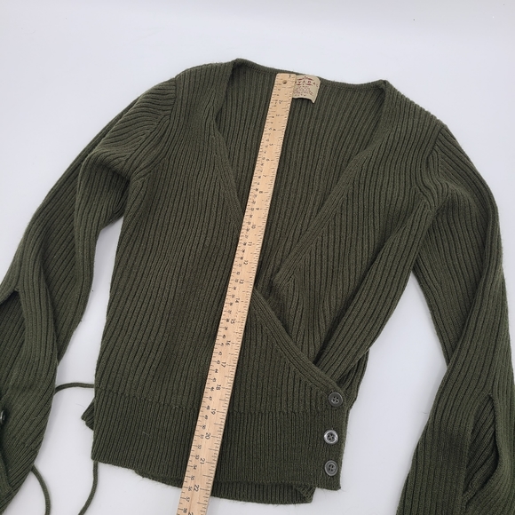 Retro Rib Knit Wrap Deep V-neck Cold Wrist Sweater - Picture 5 of 11